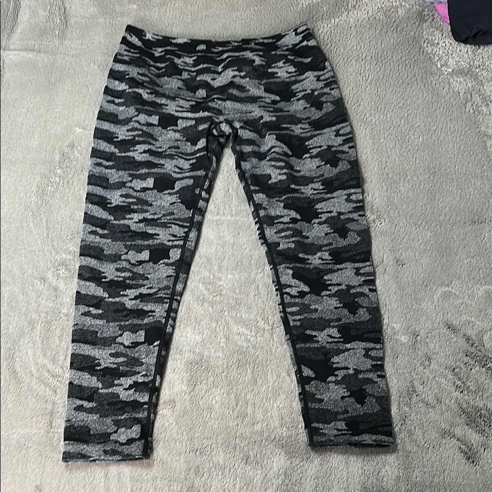 Women’s Camo Black & white Butt Scrunch Workout Leggings